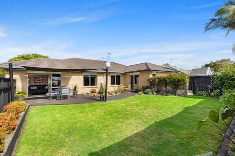 Photo of property in 35 The Gardens Drive, Papamoa Beach, Papamoa, 3118