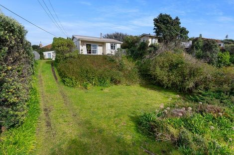 Photo of property in 16 Hughes Street, Waikanae Beach, Waikanae, 5036