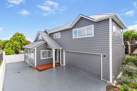 Photo of property in 2/862 East Coast Road, Northcross, Auckland, 0630