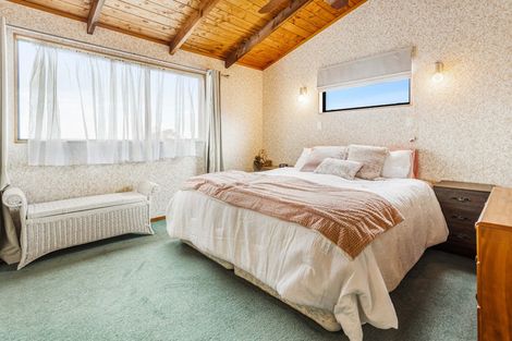 Photo of property in 14a Chablis Place, Henderson, Auckland, 0612