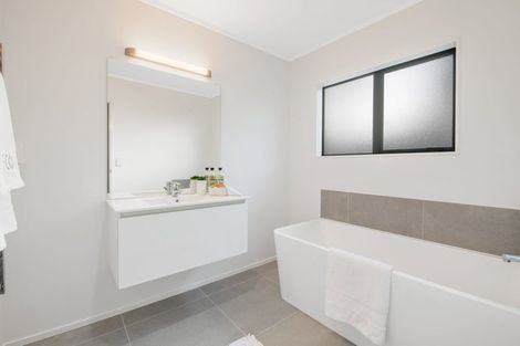 Photo of property in 10 Goldfinch Rise, Unsworth Heights, Auckland, 0632