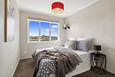 Photo of property in 1/15 Valdese Rise, Browns Bay, Auckland, 0630