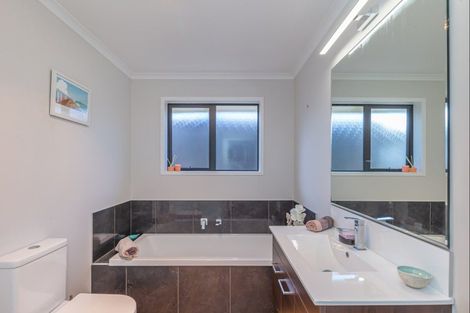 Photo of property in 30 Queenwood Road, Levin, 5510
