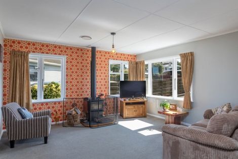 Photo of property in 2 Kapiti Crescent, Titahi Bay, Porirua, 5022