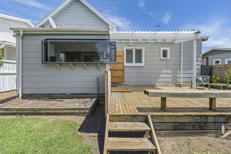 Photo of property in 15 Morley Street, New Plymouth, 4310