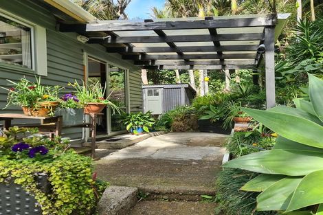 Photo of property in 10-12 Glenesk Road, Piha, New Lynn, 0772