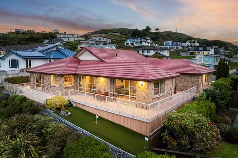 Photo of property in 9 Hollyford Place, Aotea, Porirua, 5024