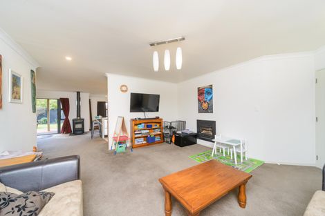 Photo of property in 16 Sorrento Place, Kelvin Grove, Palmerston North, 4414
