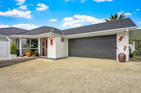 Photo of property in 1/4 Roberts Road, Matakatia, Whangaparaoa, 0930