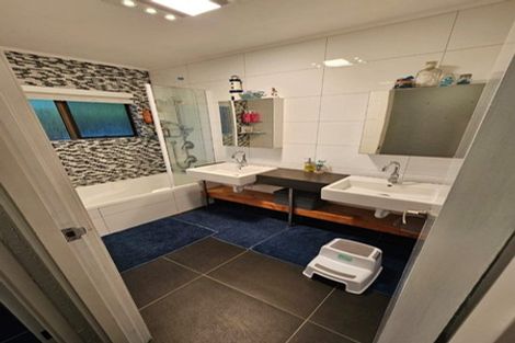 Photo of property in 824 West Coast Road, Oratia, Auckland, 0604