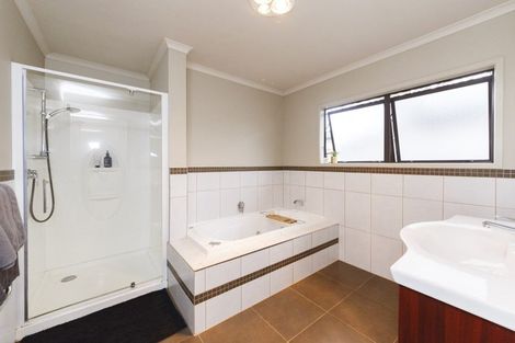 Photo of property in 28 Johnstone Drive, Fitzherbert, Palmerston North, 4410
