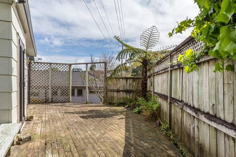 Photo of property in 2/24 Thalia Place, Totara Vale, Auckland, 0629