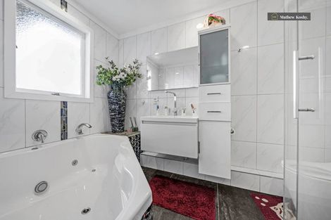 Photo of property in 17 Tiroroa Avenue, Te Atatu South, Auckland, 0610