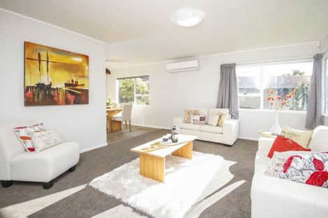 Photo of property in 8 Elizabeth Drive, West Harbour, Auckland, 0618