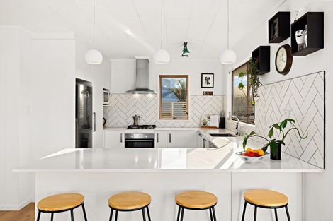 Photo of property in 18 Harbour View Road, Leigh, 0985