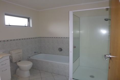 Photo of property in 42 James Evans Drive, Northcote, Auckland, 0627