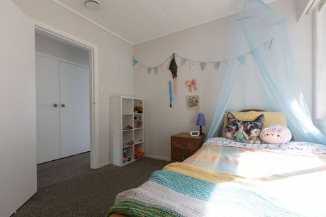 Photo of property in 5 Poharama Place, Marfell, New Plymouth, 4310
