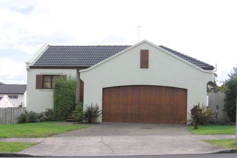 Photo of property in 1/5 Ribbonwood Crescent, Goodwood Heights, Auckland, 2105