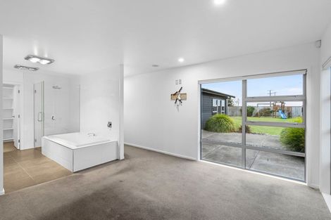 Photo of property in 51 Waikawa Beach Road, Manakau, Levin, 5573