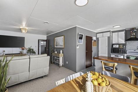 Photo of property in 35 Riversdale Drive, Merrilands, New Plymouth, 4312