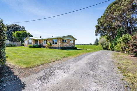 Photo of property in 1904 South Road, Kaupokonui, 4678