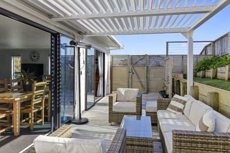 Photo of property in 32 Lanyon Place, Whitby, Porirua, 5024