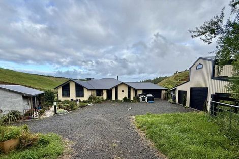 Photo of property in 2 Te Ara Karoiroa Road, Hurford, New Plymouth, 4374