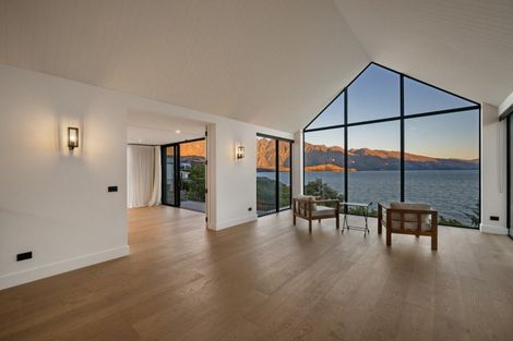 Photo of property in 66 Cedar Drive, Kelvin Heights, Queenstown, 9300