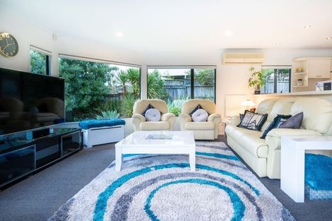 Photo of property in 35 Vermeer Place, West Harbour, Auckland, 0618