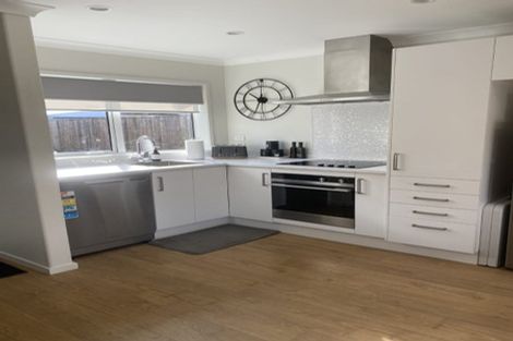 Photo of property in 24 Rewarewa Road, Te Atatu Peninsula, Auckland, 0610