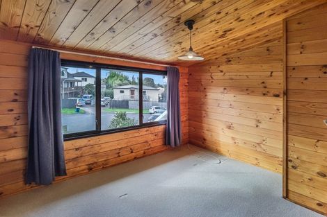 Photo of property in 8 Metric Place, Te Atatu South, Auckland, 0610