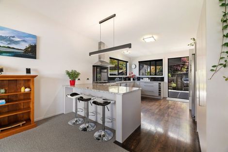 Photo of property in 70 Wynyard Crescent, Fernhill, Queenstown, 9300