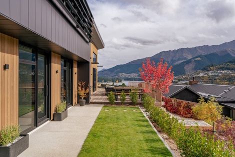 Photo of property in 11 Red Deer Rise, Kelvin Heights, Queenstown, 9300