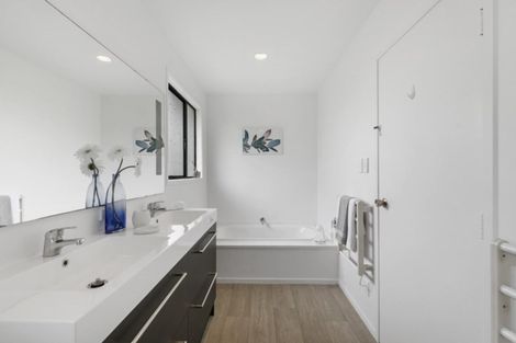 Photo of property in 18 Abbeygate Street, Birkdale, Auckland, 0626