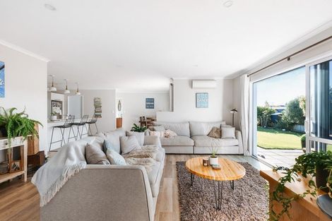 Photo of property in 2 Mckenna Lane, Omokoroa, 3114