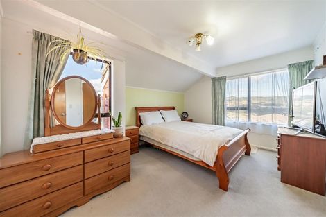 Photo of property in 10 Ordley Grove, Tawa, Wellington, 5028