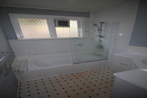 Photo of property in 3 Blandford Way, Newlands, Wellington, 6037