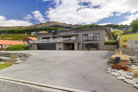 Photo of property in 70 Wynyard Crescent, Fernhill, Queenstown, 9300