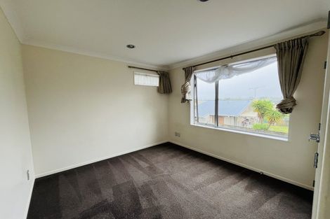 Photo of property in 8 The Rosebowl, Sunnyhills, Auckland, 2010