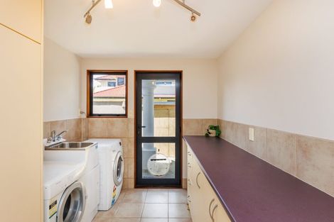 Photo of property in 33 Ruapehu Drive, Fitzherbert, Palmerston North, 4410