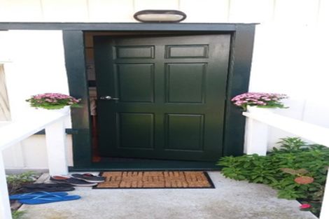 Photo of property in 37 Pukatea Street, Eastbourne, Lower Hutt, 5013