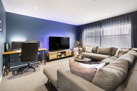 Photo of property in 4 Boeing Way, Newlands, Wellington, 6037