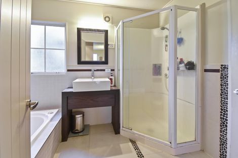 Photo of property in 57a Ribbonwood Crescent, Goodwood Heights, Auckland, 2105