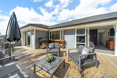 Photo of property in 32 King Charles Drive, Kingsley Heights, Upper Hutt, 5018