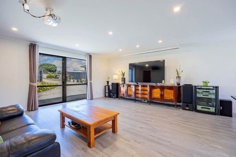 Photo of property in 52 Hobart Crescent, Wattle Downs, Auckland, 2103