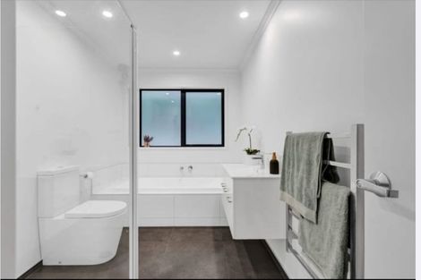 Photo of property in 10a Winstone Place, Highlands Park, New Plymouth, 4312