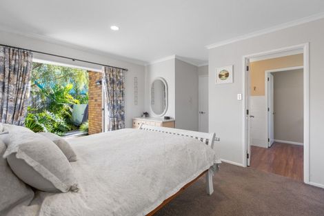 Photo of property in 9 Taylor Place, Merrilands, New Plymouth, 4312