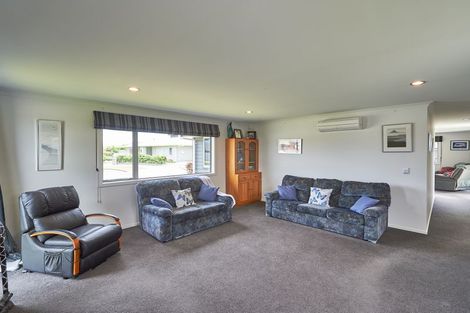 Photo of property in 40 Chestnut Close, Kelvin Grove, Palmerston North, 4414