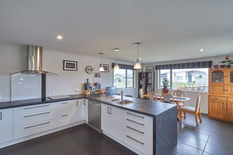 Photo of property in 40 Chestnut Close, Kelvin Grove, Palmerston North, 4414