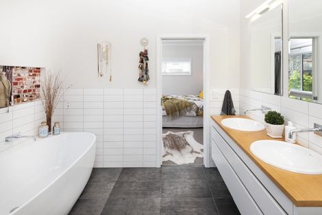 Photo of property in 172 Mellons Bay Road, Mellons Bay, Auckland, 2014